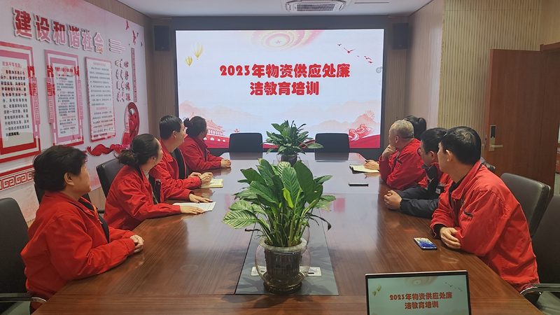 在选择建造师培训机构时，除了关注报名流程的便捷性，还应考察机构的资质与师资力量：